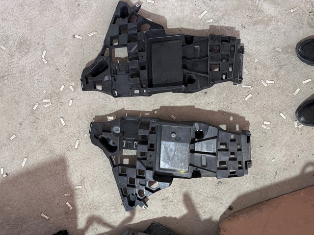 Кронштейн бампера заднего, внешний левый 51128069247 BMW