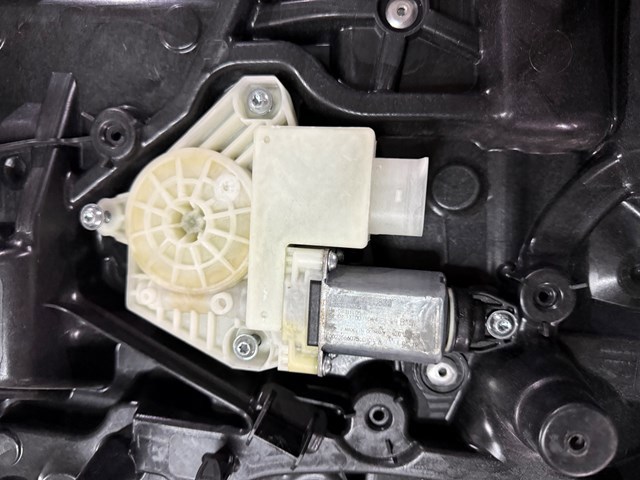Мотор стеклоподъемника двери задней, левой 51357455083 BMW