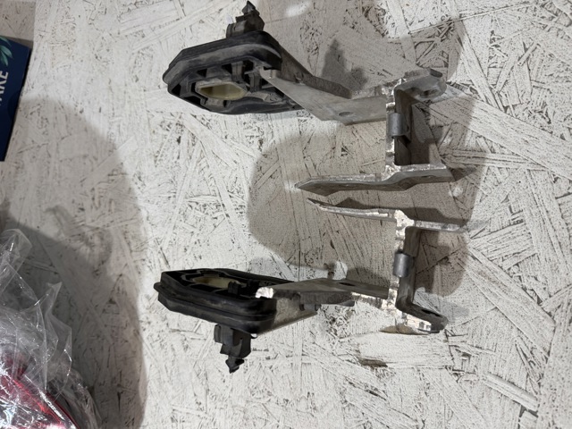 Кронштейн передней балки 51647245795 BMW