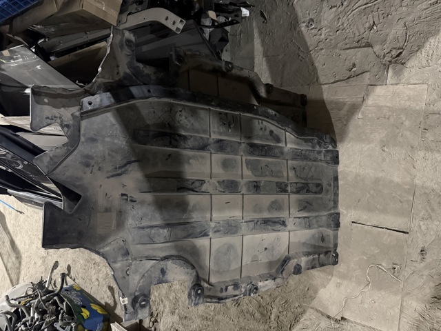 Защита днища передняя правая 51759477806 BMW