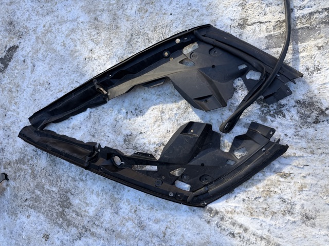 Уплотнитель крыла 51767469502 BMW