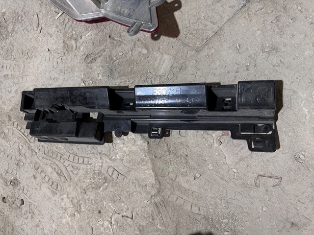 Кронштейн наружной накладки порога правой 51777256918 BMW