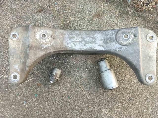22321096106 BMW Балка крепления коробки передач купить в Черновцы