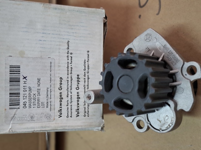 Помпа водяная, (насос) охлаждения 045121011HX VAG