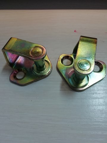 Фиксатор/петля (зацеп) замка двери передней 2D0837295 VAG