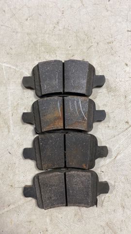 Колодки на тормоз задний дисковый 42787643 GM