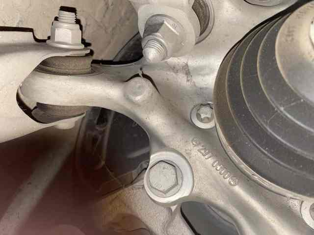 Цапфа поворотная левая A2973500500 MERCEDES