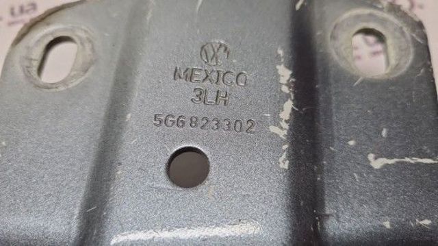Правая петля капота  5C6823302 VAG