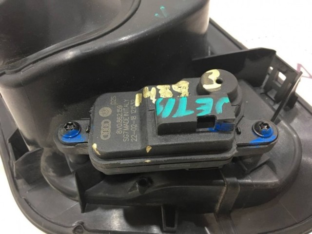 Мотор-привод открытия лючка бака 8V0862159 VAG