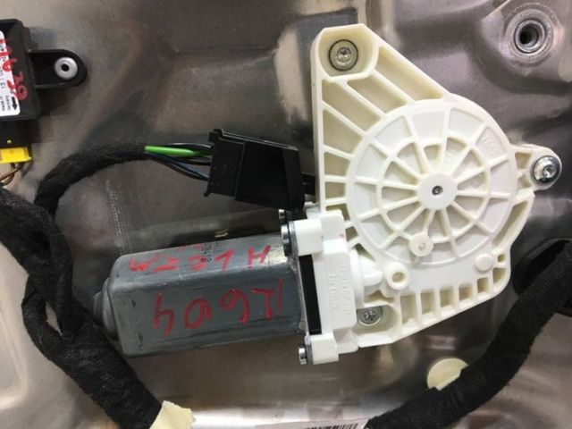 Стеклоподъемник передней левой двери A2217200146 MERCEDES