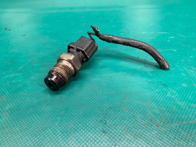 Датчик указателя давления масла Ягуар Икс-тайп