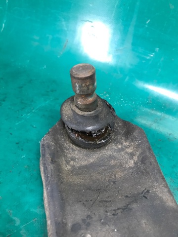 MAZDA B32H34300C Рычаг передней подвески нижний правый в наличии Чернигов