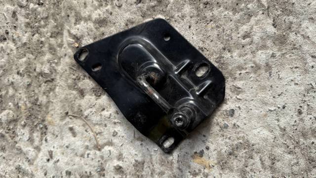 Стояк-крюк замка капота 8W0823185D VAG