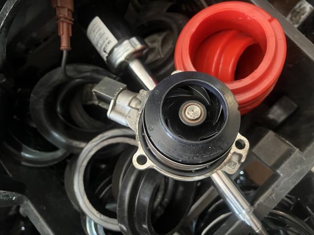 Насос водяной Audi A3