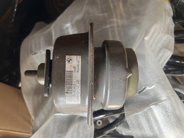 BMW 22116865146 Правая подушка двигателя в наличии Украина