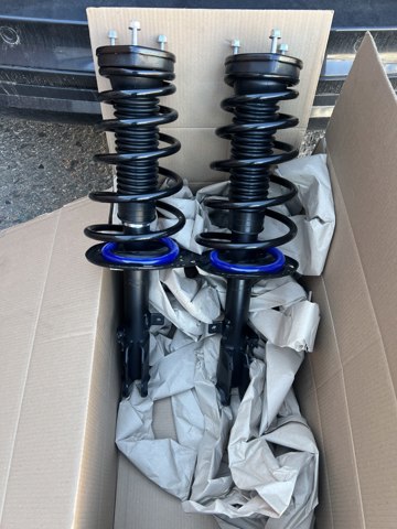 Амортизатор передний левый Тойота Камри VI