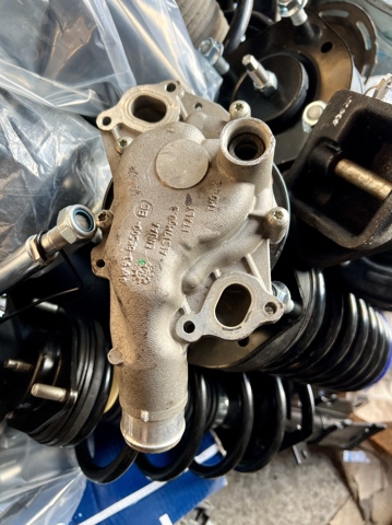Помпа охлаждения LR097165 LAND ROVER
