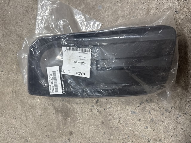 EG2250C21E MAZDA Заглушка (решетка) противотуманных фар бампера переднего левая купить в Чернигов