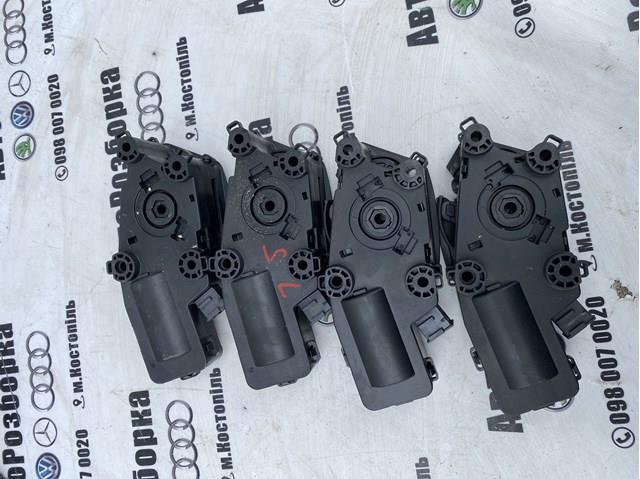 Петля крышки багажника 3T0827299B VAG
