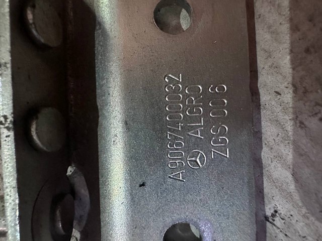 MERCEDES A9067400032 Петля-зацеп (ответная часть) замка двери задней распашной левый нижний в наличии Киев