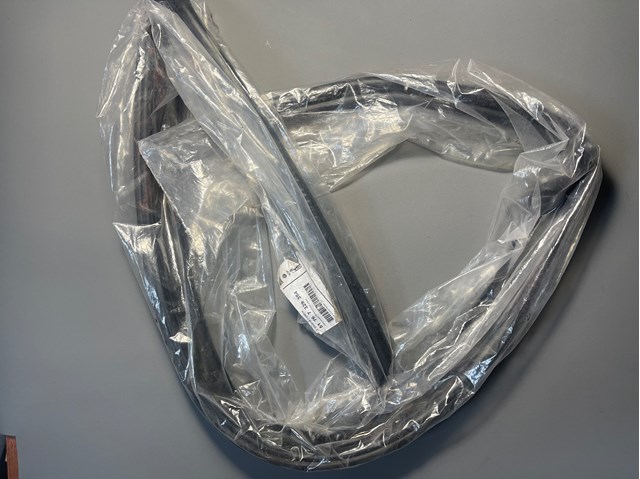 Резинка под капот 51767329384 BMW