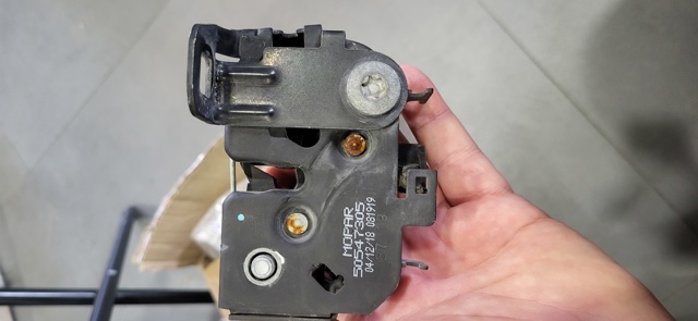Запор капота (замок и привод замка капота) 50547305 FIAT