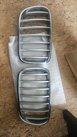 Решетка радиатора правая 51117210726 BMW