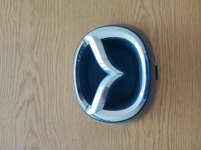 Кронштейн эмблемы решетки радиатора KB8A50721 MAZDA