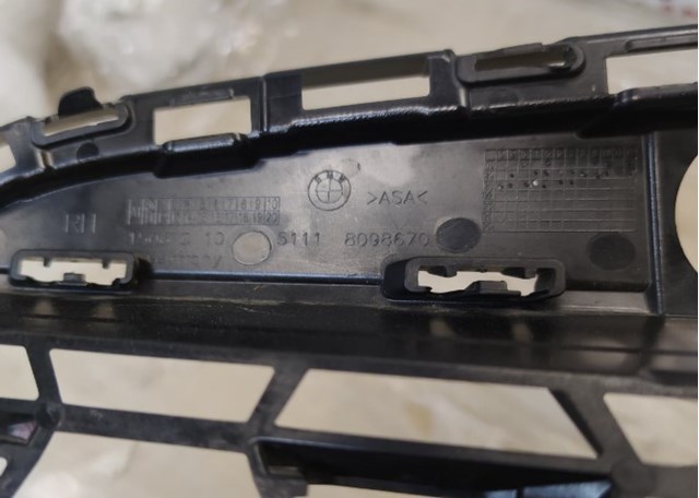Решетка бампера переднего нижняя 51118098670 BMW