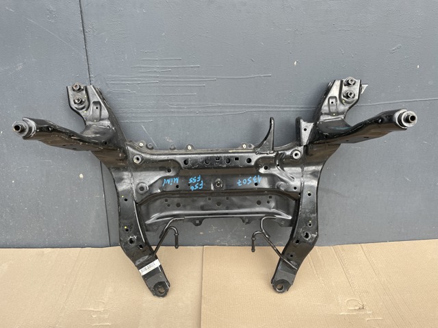 Подрамник передней подвески 31116869546 BMW