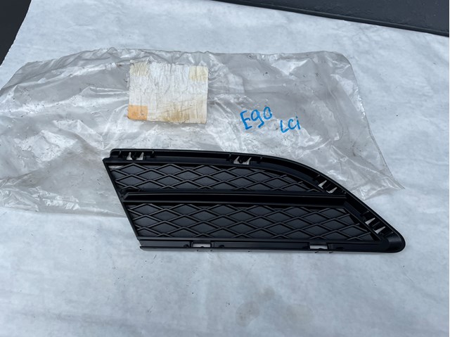 Решетка бампера переднего правая 51117138418 BMW
