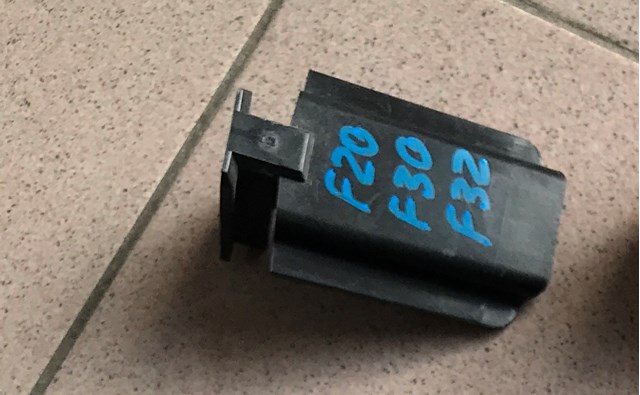 Направляющая переднего бампера 51117296308 BMW