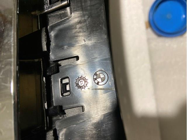 BMW 51117303108 Решетка радиатора правая в наличии Украина