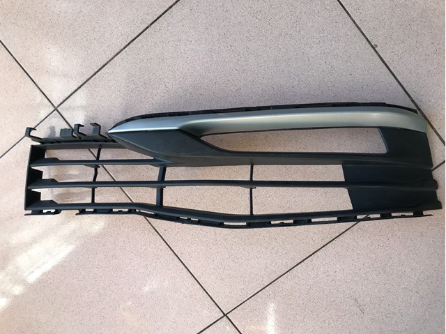  Решетка переднего бампера левая 51117385261 BMW