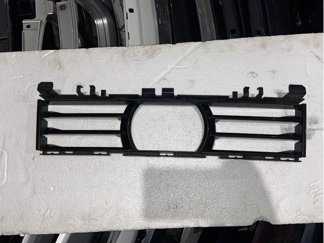 Решетка бампера переднего центральная 51117385268 BMW