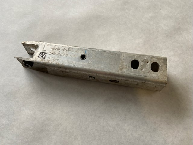 Кронштейн усилителя переднего бампера 51119478577 BMW