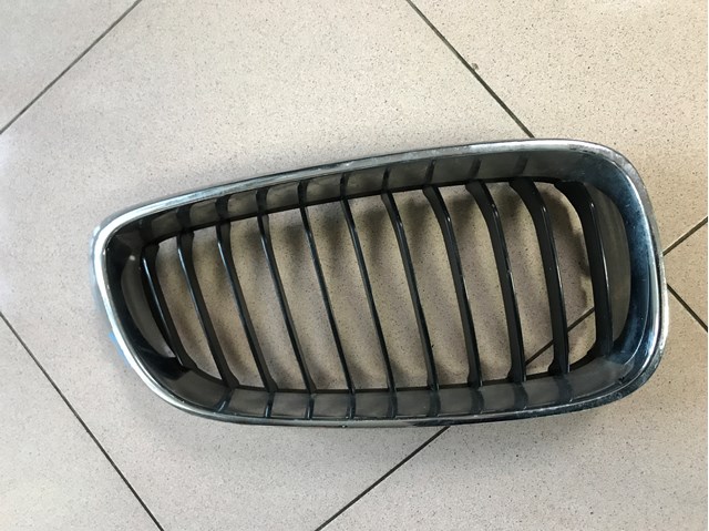 Решетка радиатора правая 51135A3D032 BMW