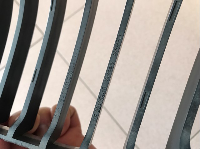 51137201970 BMW Решетка радиатора правая купить в Хмельницкий