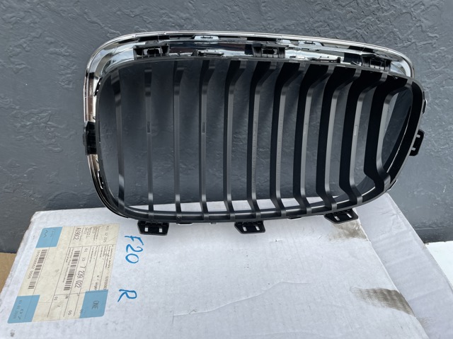 51137239022 BMW Решетка радиатора правая купить в Винница