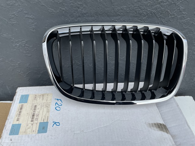 Решетка радиатора правая 51137239022 BMW