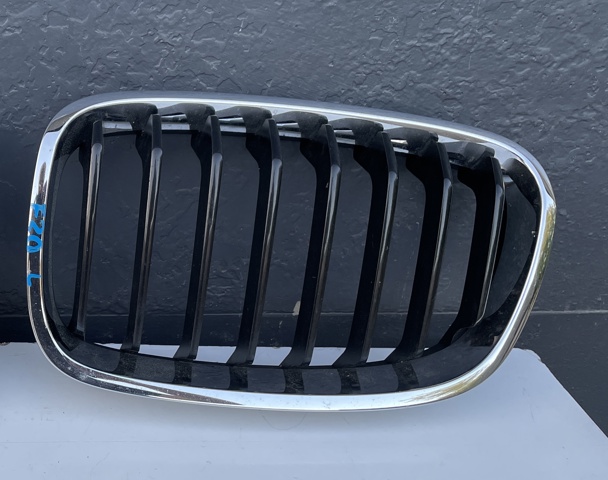 Решетка радиатора левая 51137262117 BMW