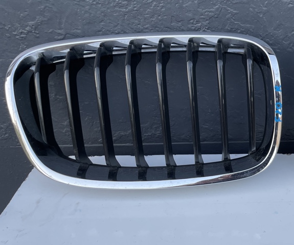 Решетка радиатора правая 51137262120 BMW