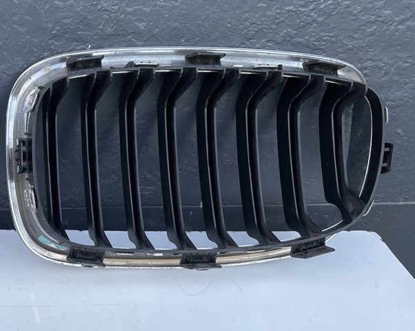 51137262120 BMW Решетка радиатора правая купить в Кривой Рог