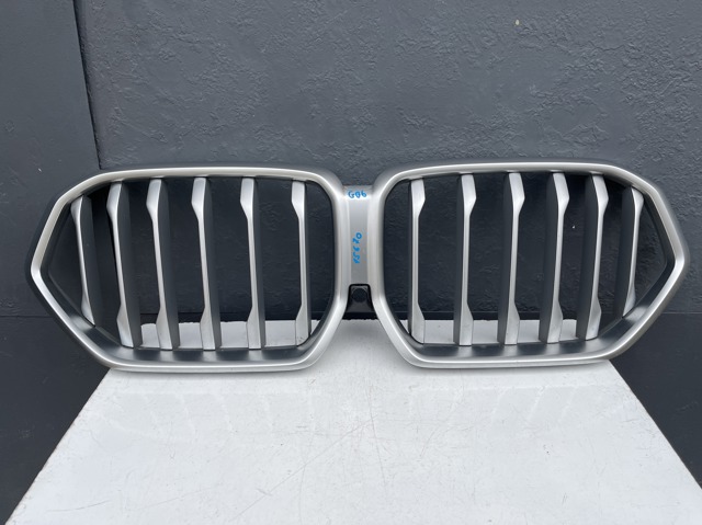 Решетка радиатора 51137481386 BMW