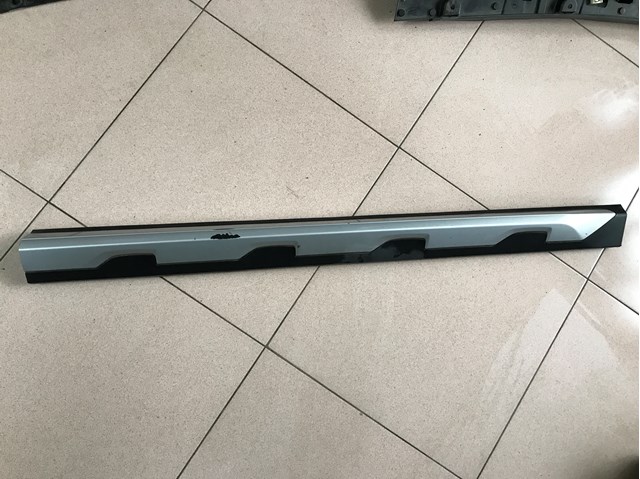 Молдинг передней правой двери, нижний 51138499210 BMW