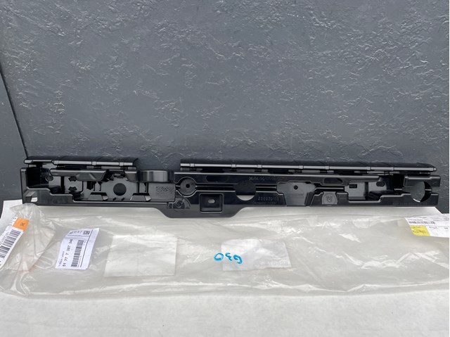 Кронштейн наружной накладки порога правой 51777387346 BMW