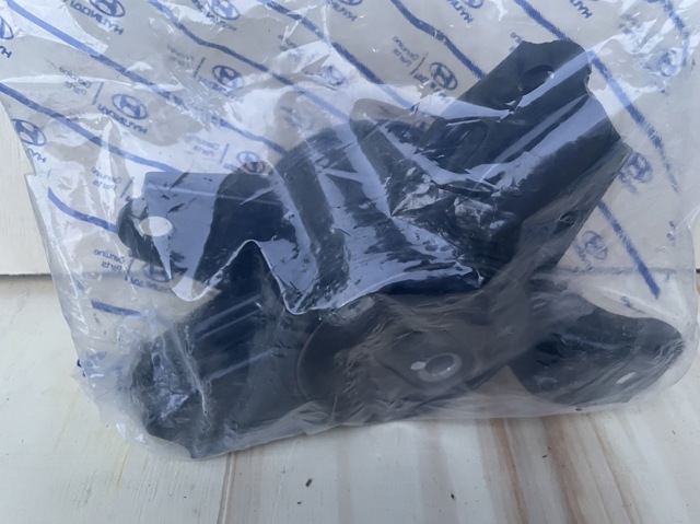 Левая опора двигателя 218302T050 HYUNDAI