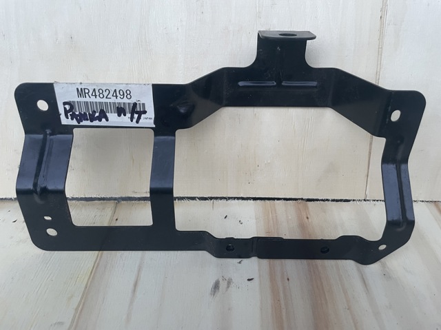 Крепление противотуманки правой MR482498 MITSUBISHI