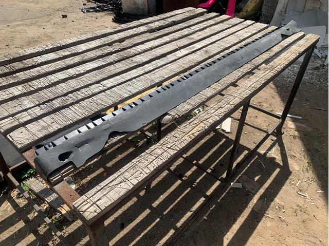 TESLA 149774100B Кронштейн наружной накладки порога левой в наличии Одесса
