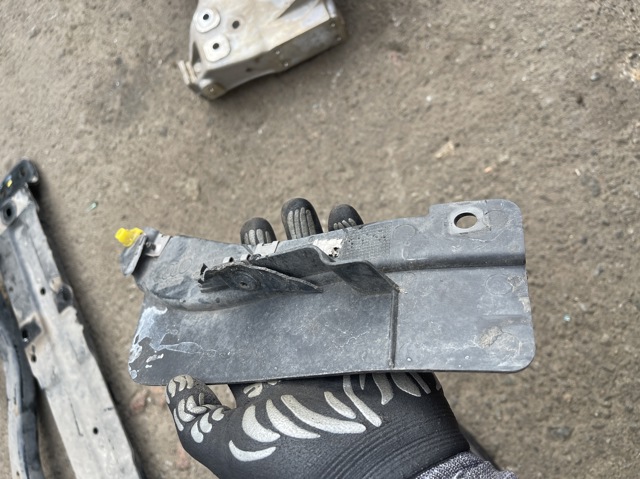 Спойлер переднего бампера, правый 4M0807548D VAG